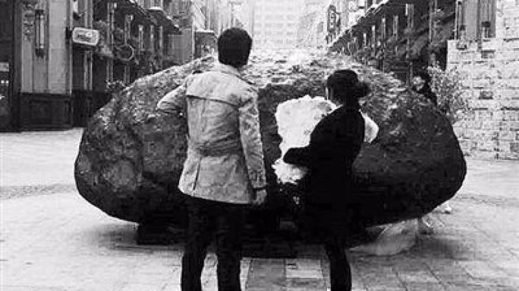 小伙花100多万买的33吨重的“陨石”求婚-专家说陨石可能是假的